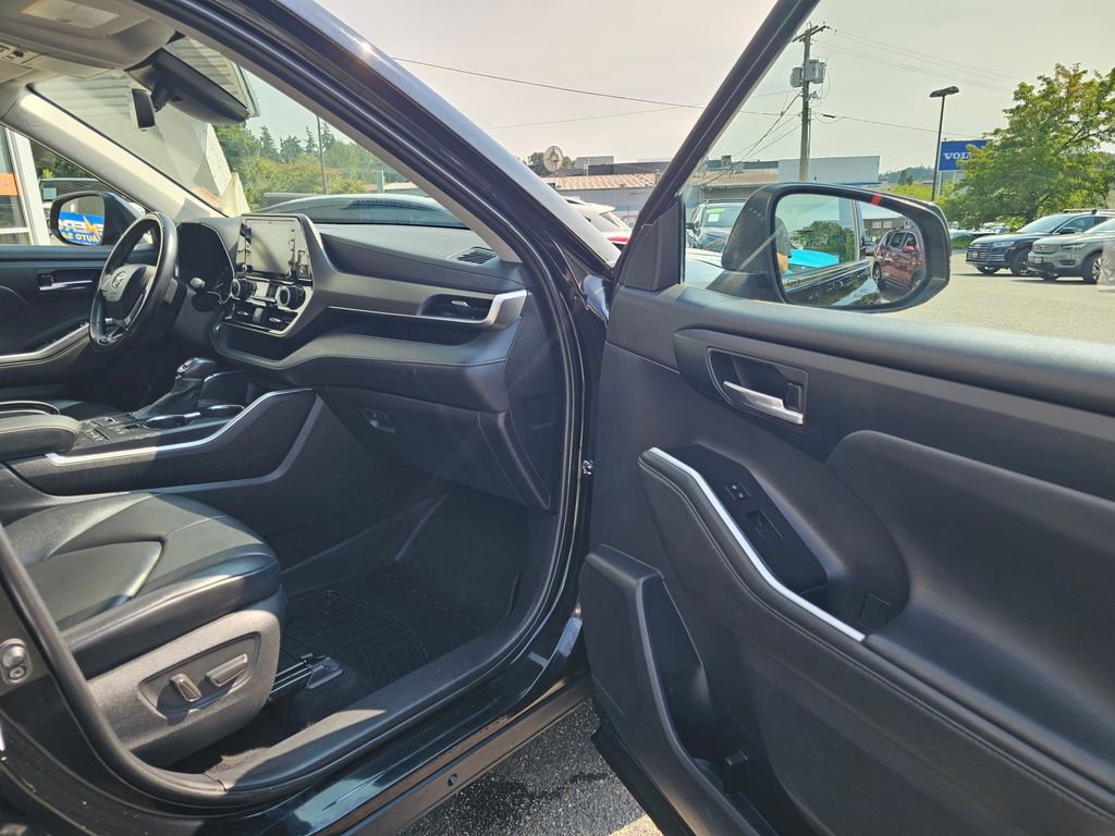 Used 2021 Toyota Highlander XLE AWD/4WD image 13