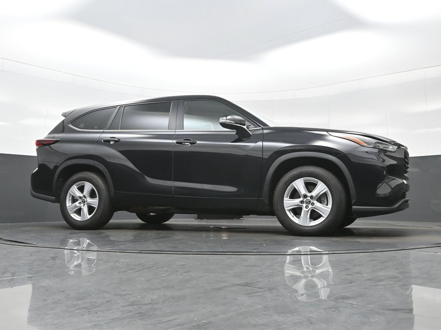 Used 2024 Toyota Highlander LE FWD image 33