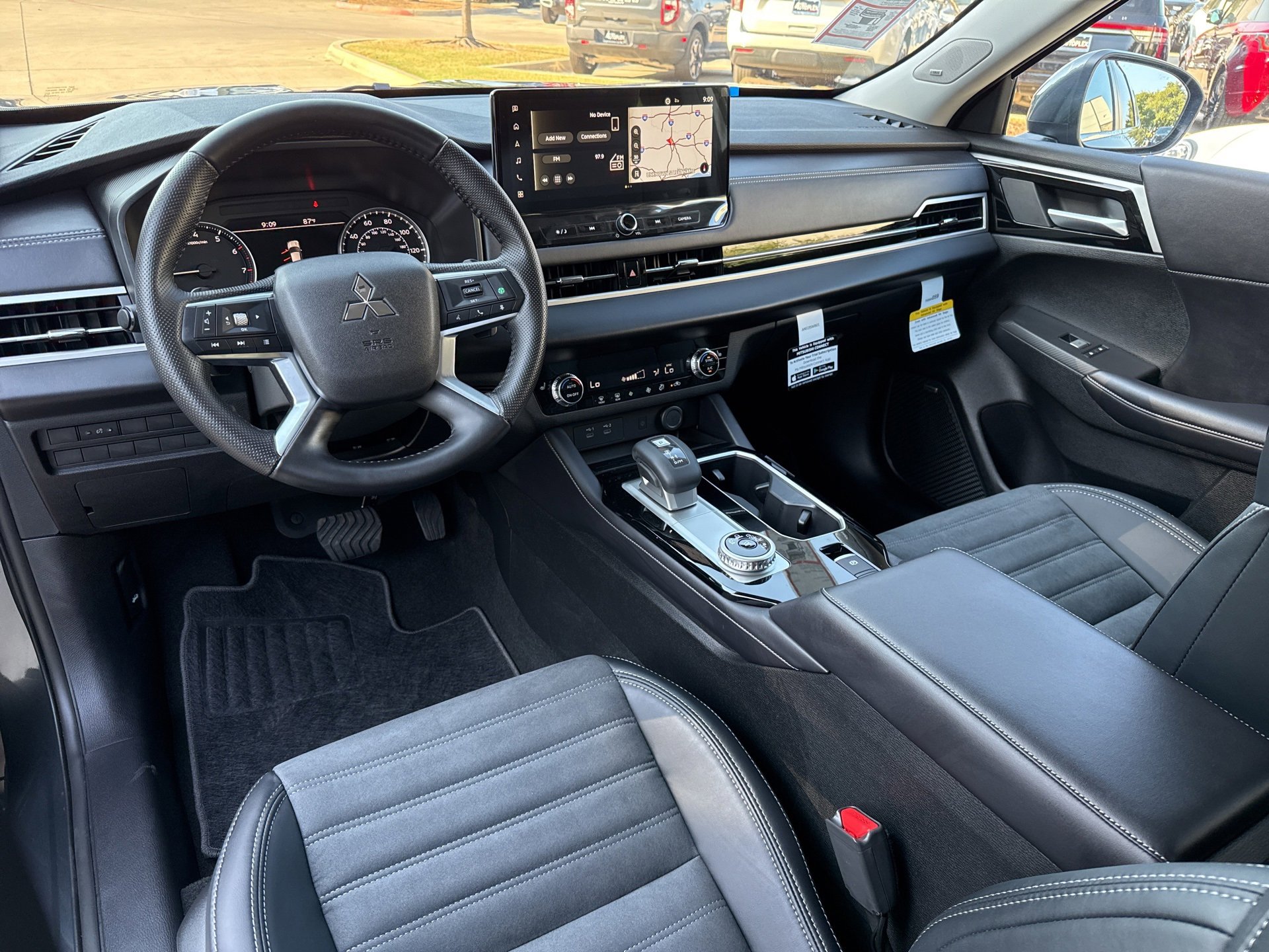 New 2025 Mitsubishi Outlander SE image 6