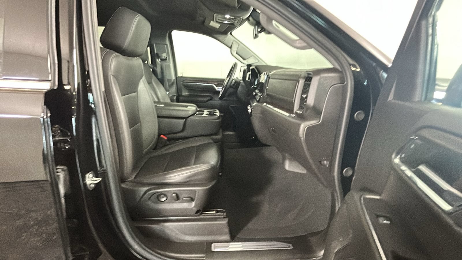 Used 2024 GMC Sierra 1500 SLT AWD/4WD image 36