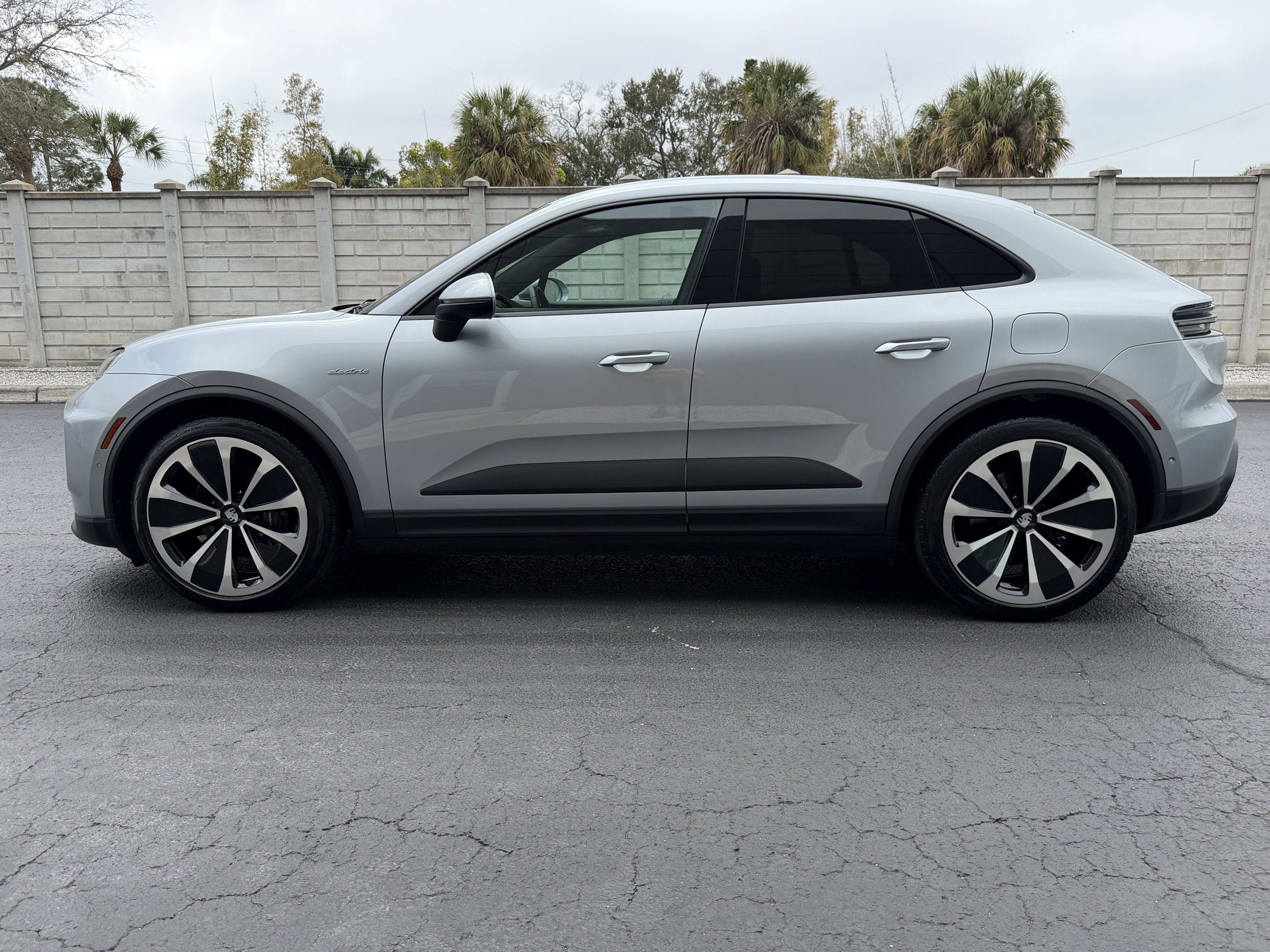 Used 2024 Porsche Macan 4 Electric image 2