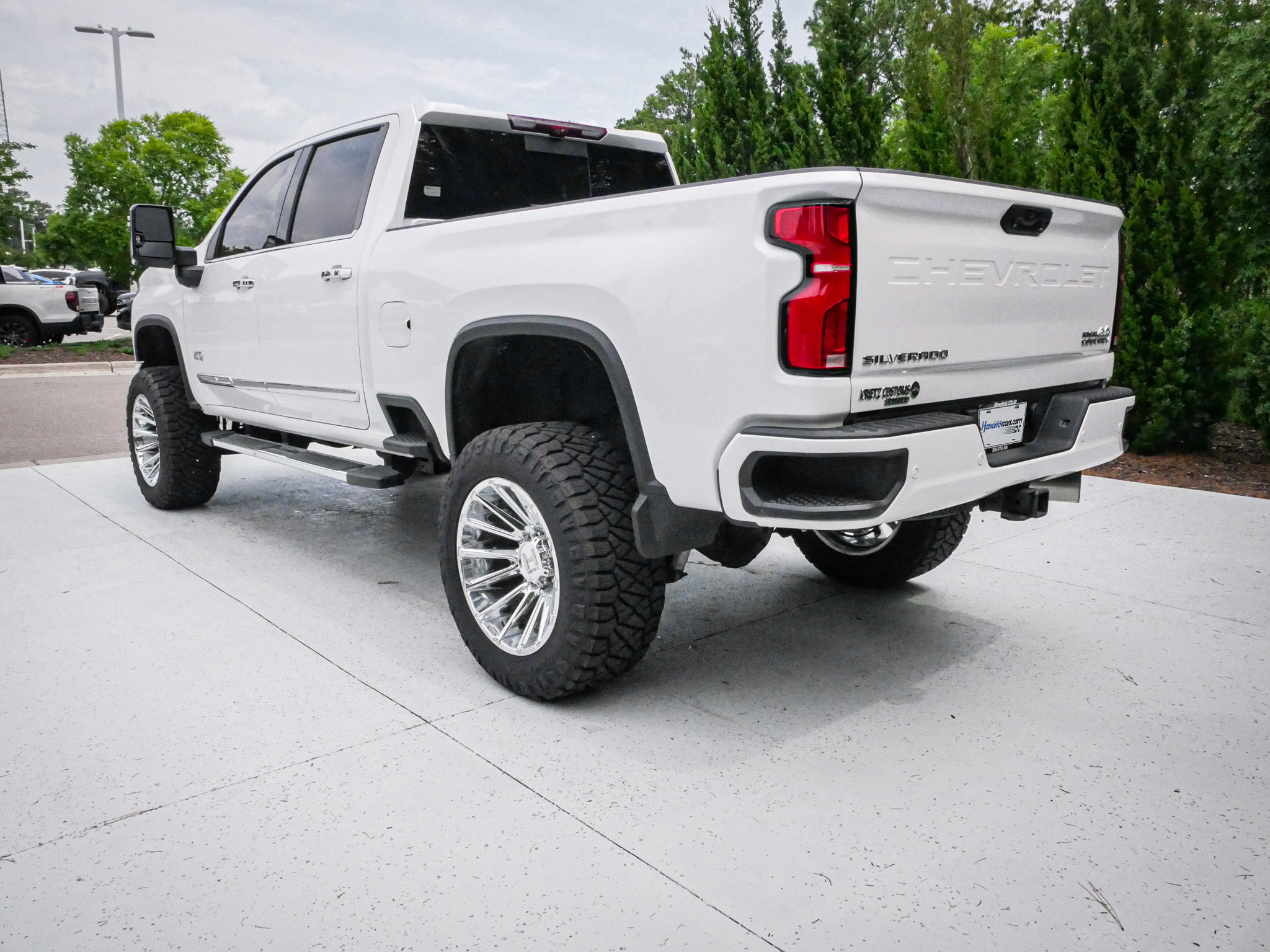 Used 2024 Chevrolet Silverado 3500 High Country w/ Technology Package AWD/4WD image 8