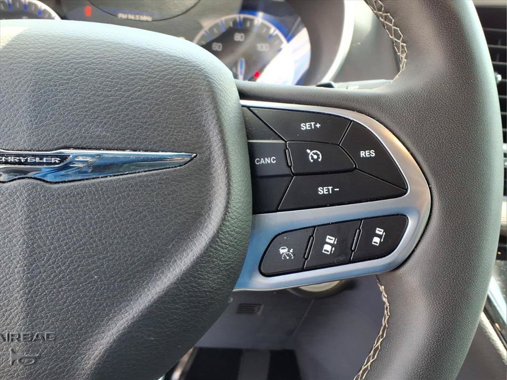 Used 2025 Chrysler Pacifica Select FWD image 12
