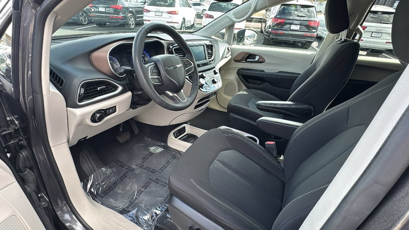 Used 2023 Chrysler Voyager LX FWD image 9
