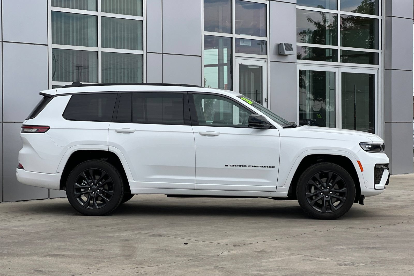 Used 2026 Jeep Grand Cherokee L Limited AWD/4WD image 3