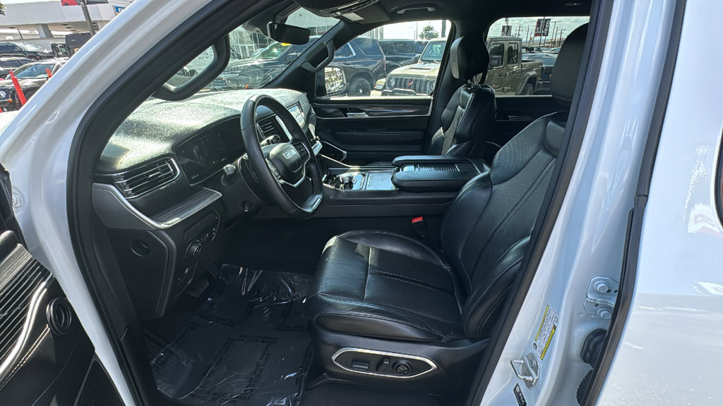 Used 2024 Jeep Wagoneer L Series II RWD image 13
