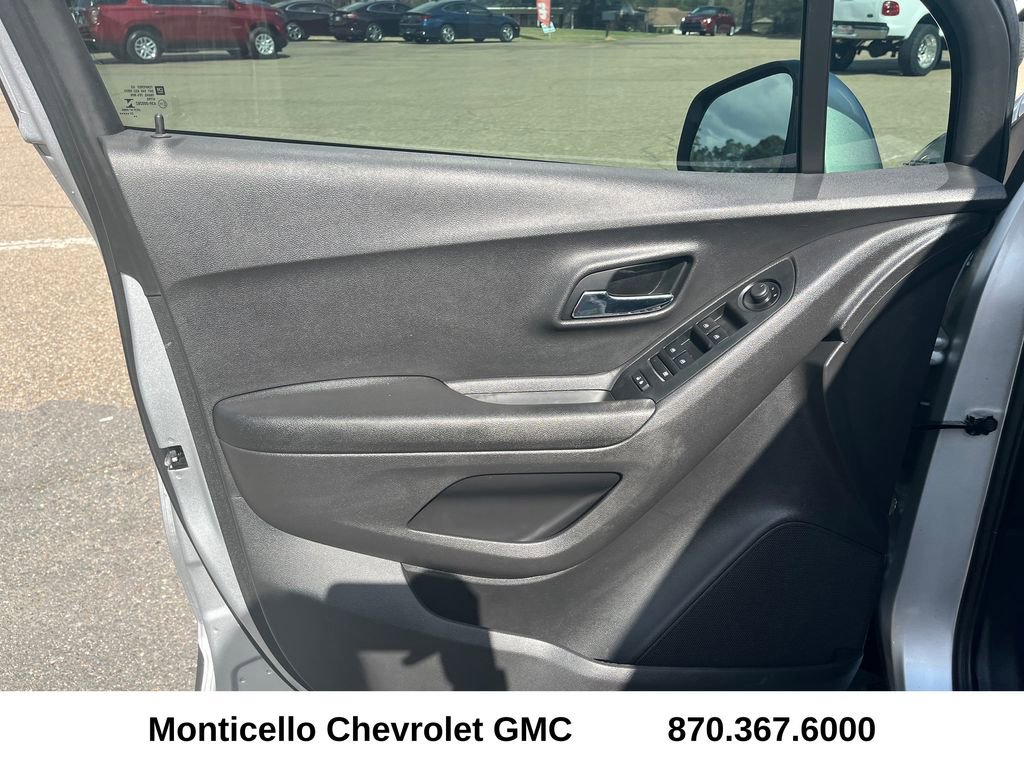 Used 2020 Chevrolet Trax LT FWD image 9