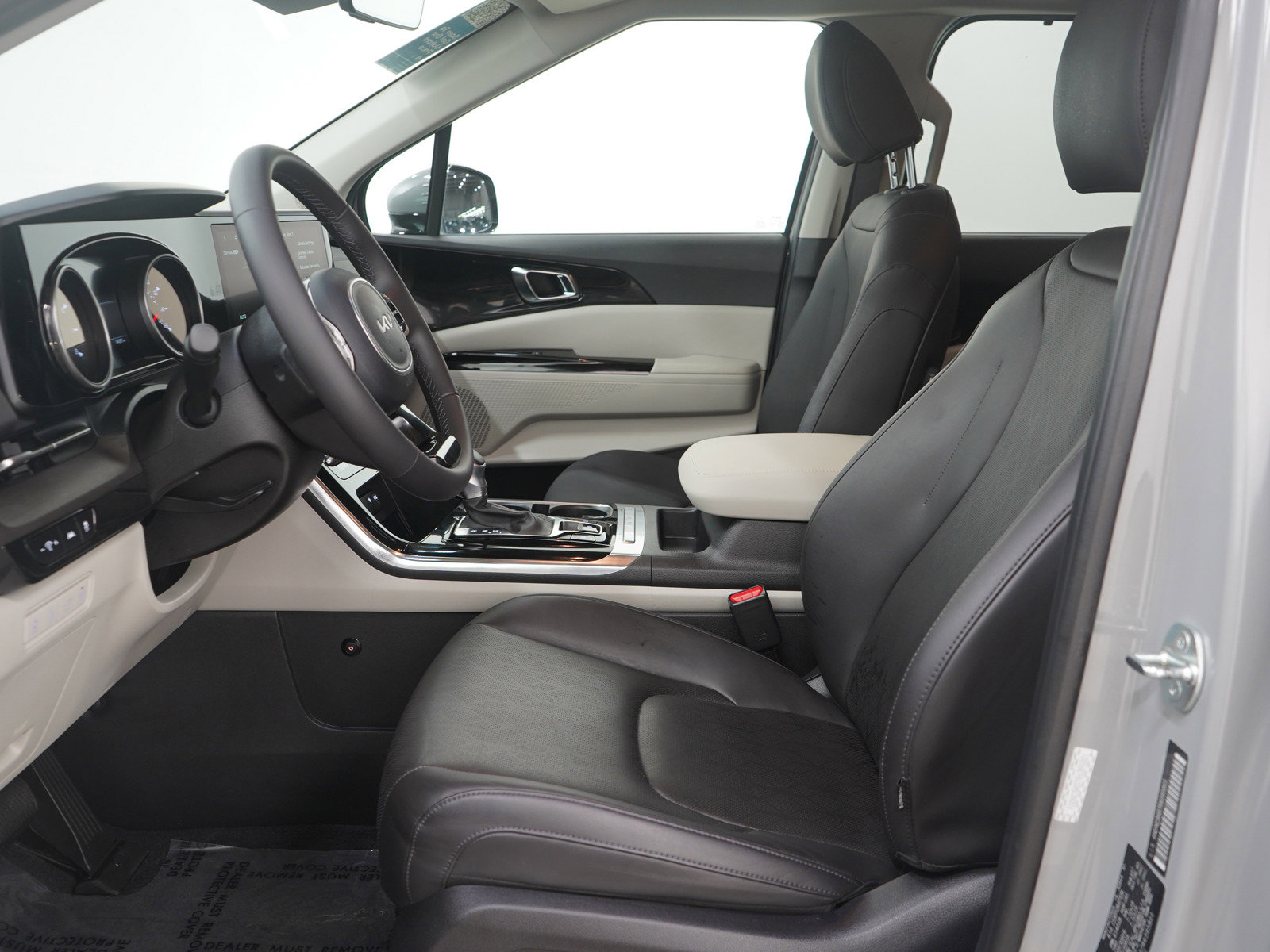 Used 2024 Kia Carnival EX image 27