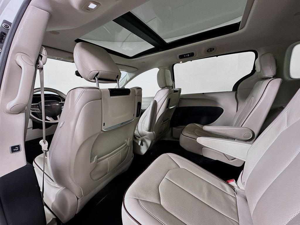 Used 2017 Chrysler Pacifica Limited w/ UConnect Theater Package FWD image 4