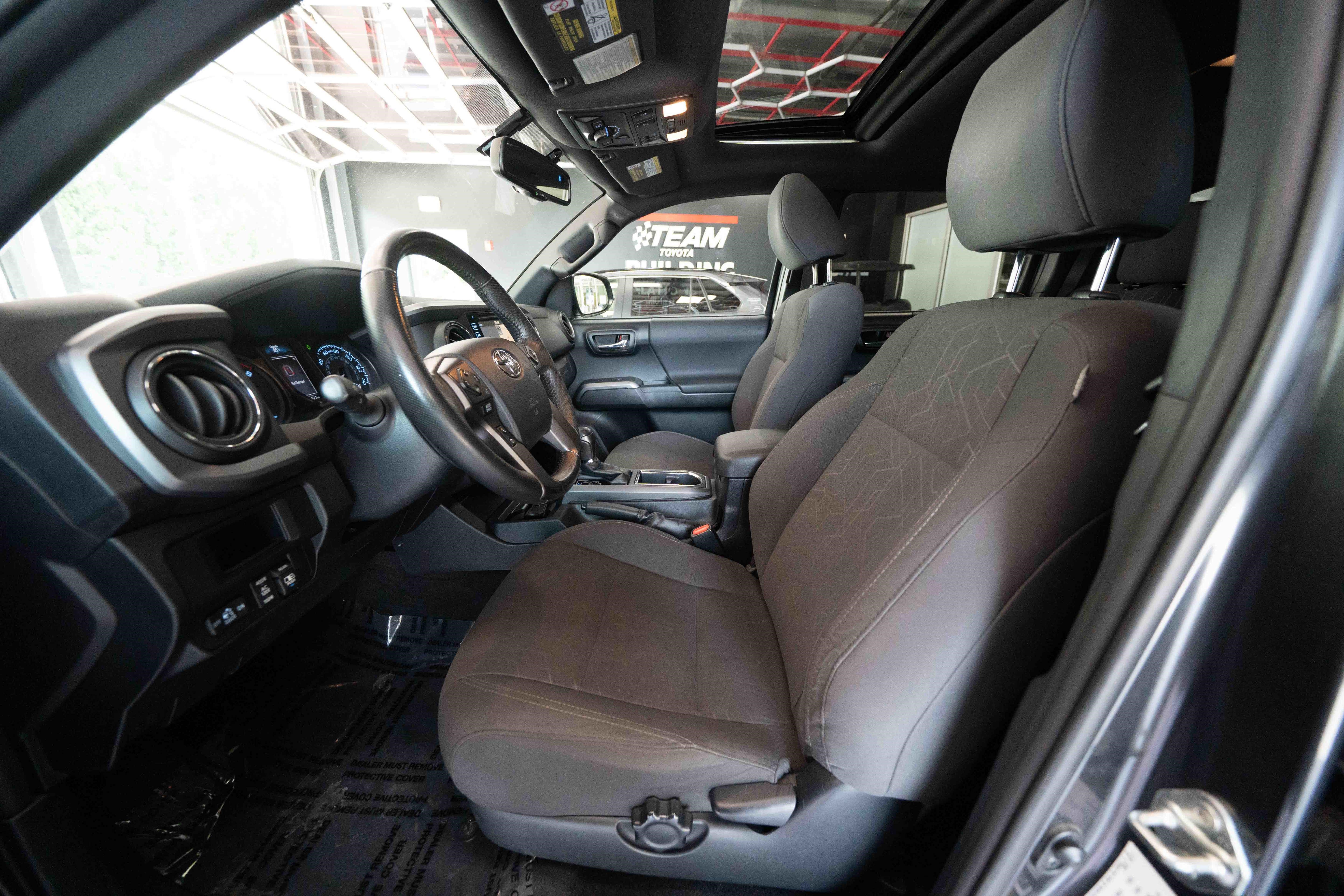 Used 2017 Toyota Tacoma TRD Off-Road w/ Premium & Technology Package AWD/4WD image 10