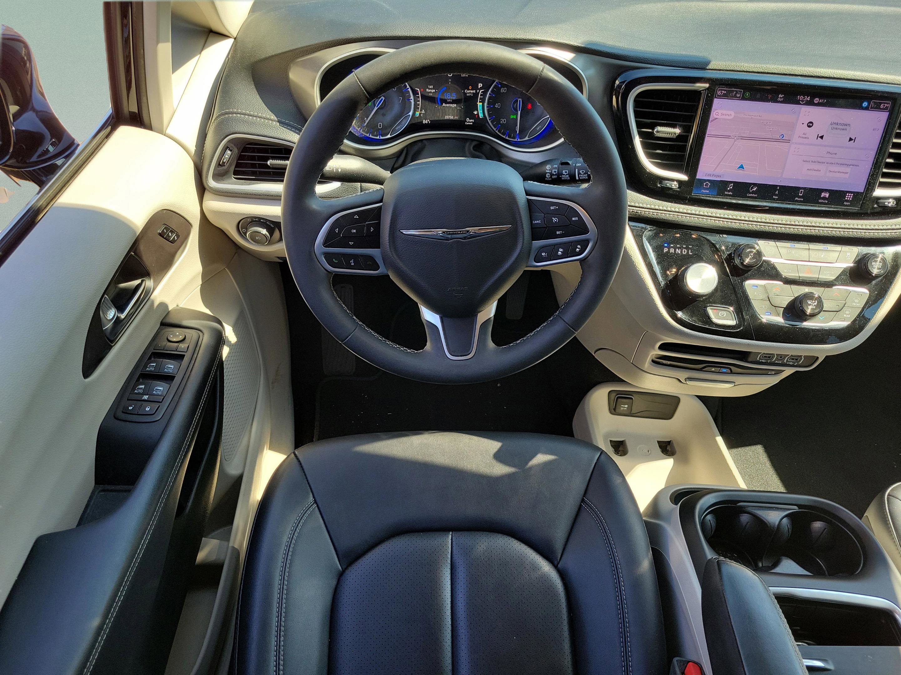 Used 2024 Chrysler Pacifica Touring-L w/ Uconnect Theater Family Group FWD image 8