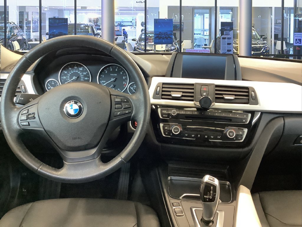 Used 2017 BMW 320i xDrive Sedan AWD/4WD image 10