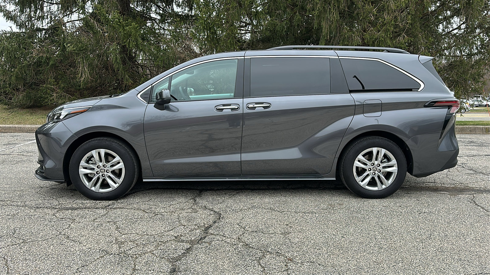 Used 2025 Toyota Sienna XLE w/ XLE Plus Package image 30