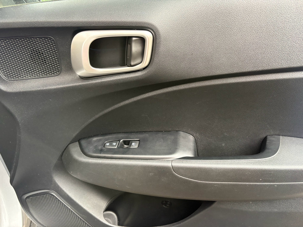 Used 2025 Hyundai Venue SEL FWD image 28