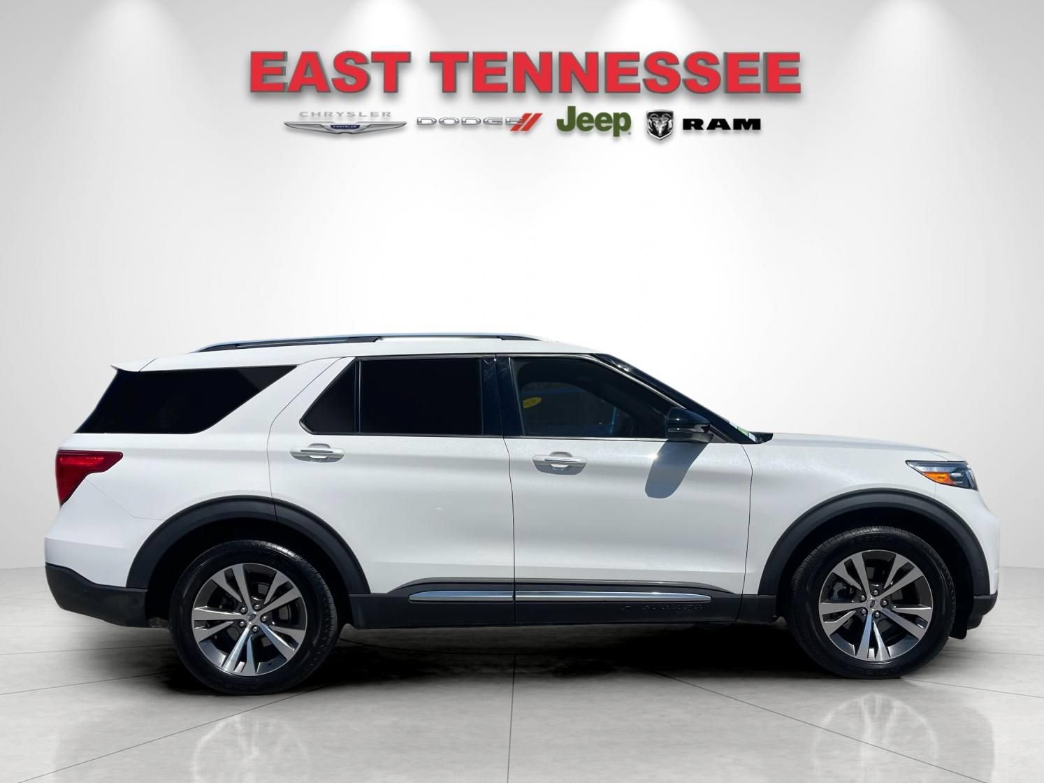 Used 2020 Ford Explorer Platinum w/ Premium Technology Package AWD/4WD image 2