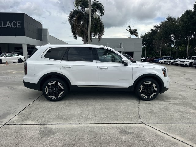 Certified 2025 Kia Telluride EX w/ EX Captain's Chair Package FWD image 5