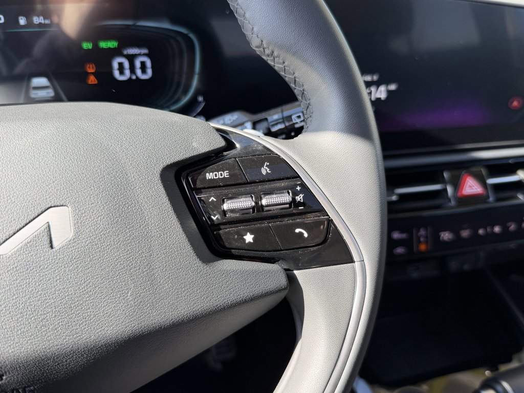 Used 2024 Kia Niro EX Touring image 28