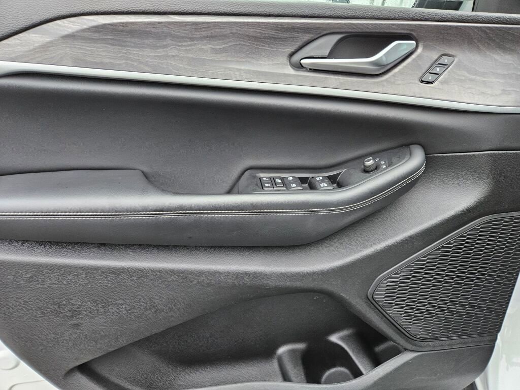 Used 2023 Jeep Grand Cherokee Limited w/ Luxury Tech Group II image 17