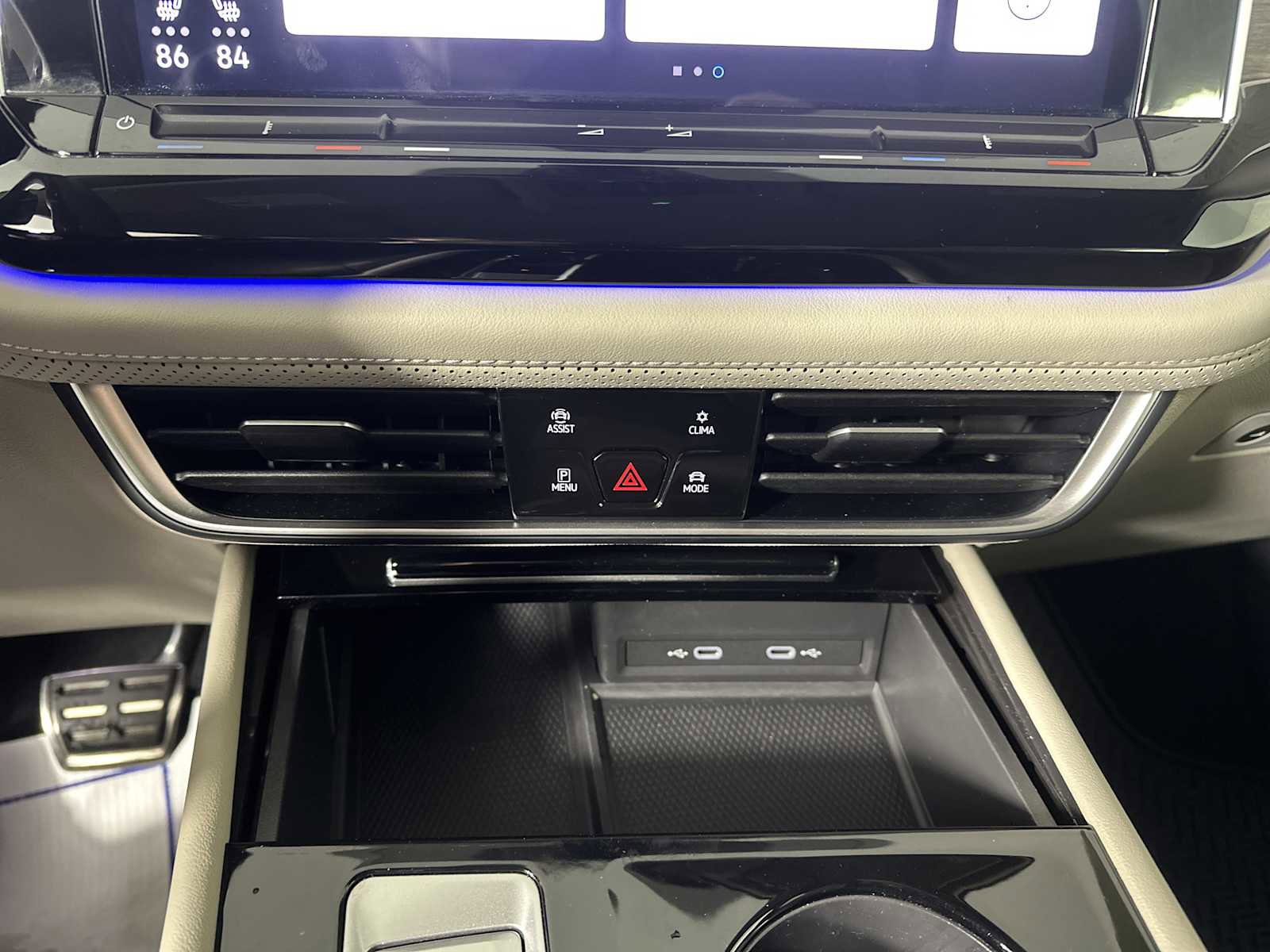 Used 2024 Volkswagen Atlas SEL Premium R-Line image 18