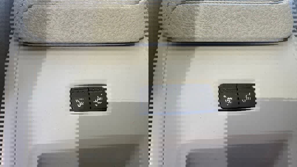 Used 2019 Volvo XC60 T6 Momentum w/ Multimedia Package image 18