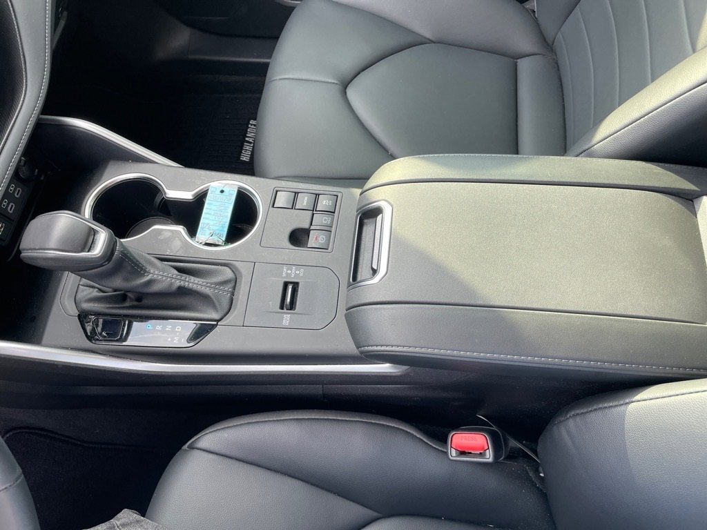 Used 2024 Toyota Highlander XLE image 16