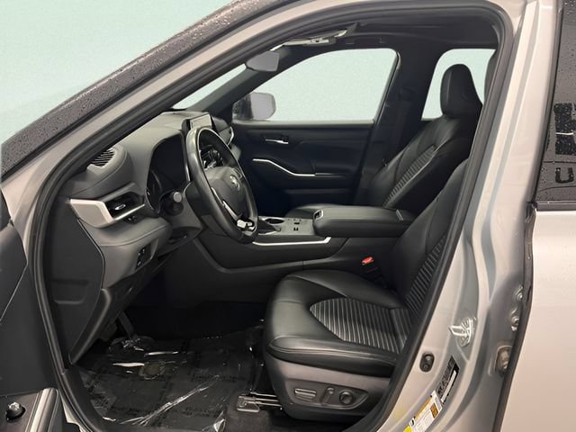 Used 2024 Toyota Highlander XSE FWD image 19