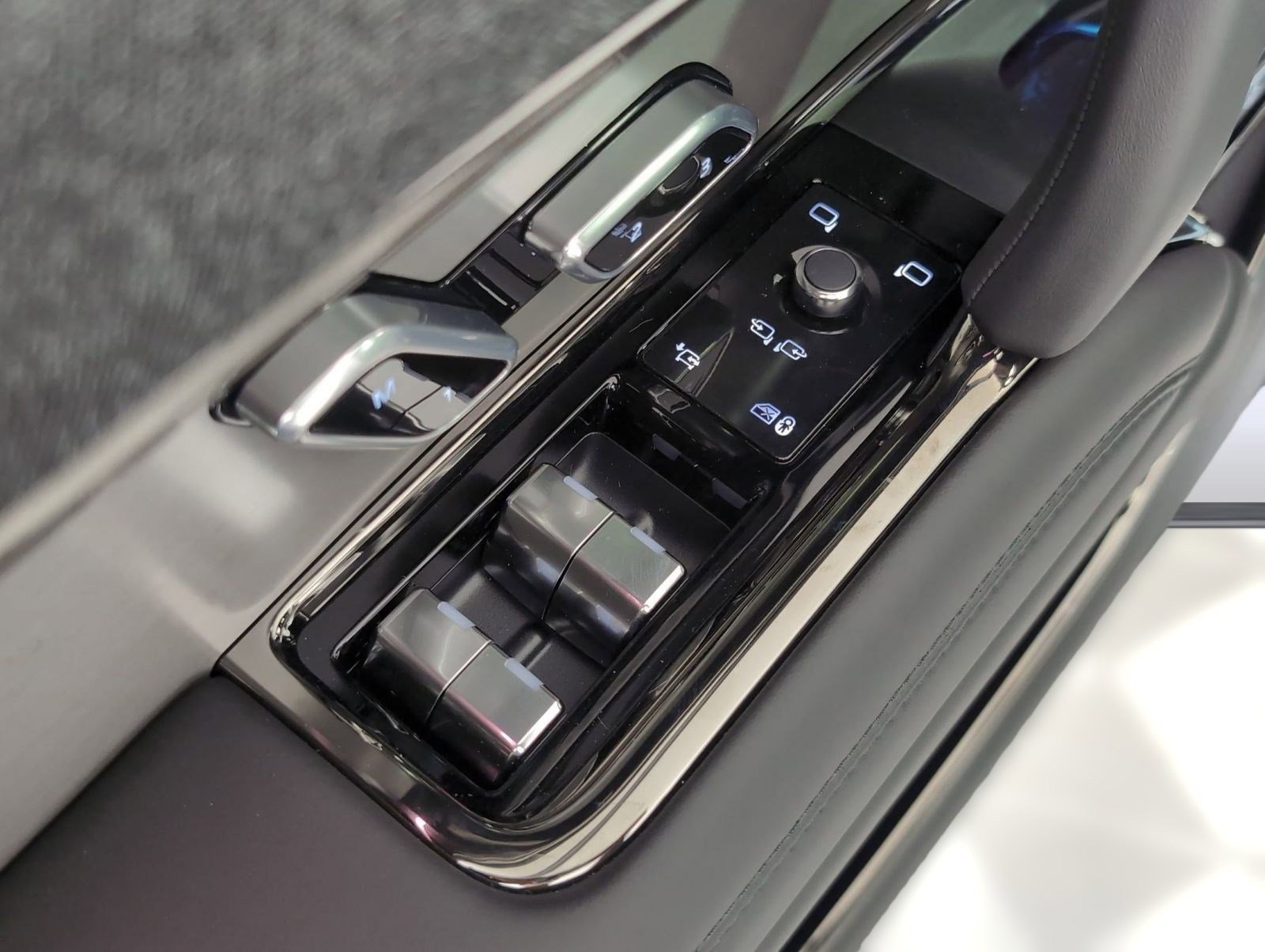 Used 2025 Land Rover Range Rover Sport SE image 20