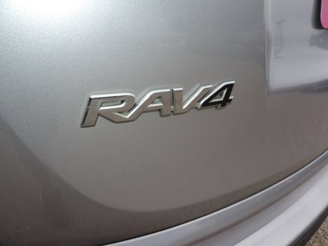 Used 2018 Toyota RAV4 LE FWD image 13