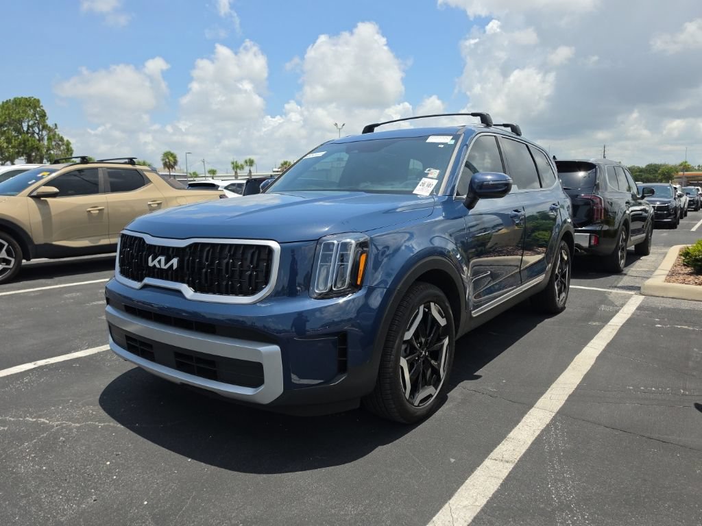 Certified 2024 Kia Telluride EX w/ EX Captain's Chair Package AWD/4WD image 5