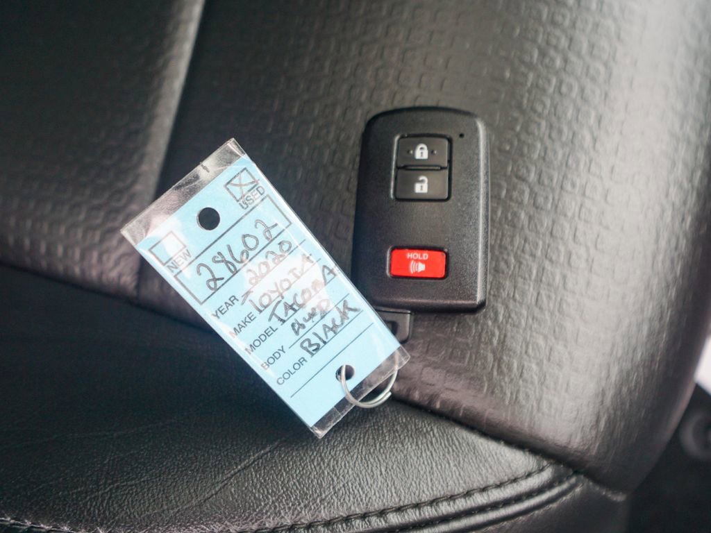 Used 2020 Toyota Tacoma Limited image 38