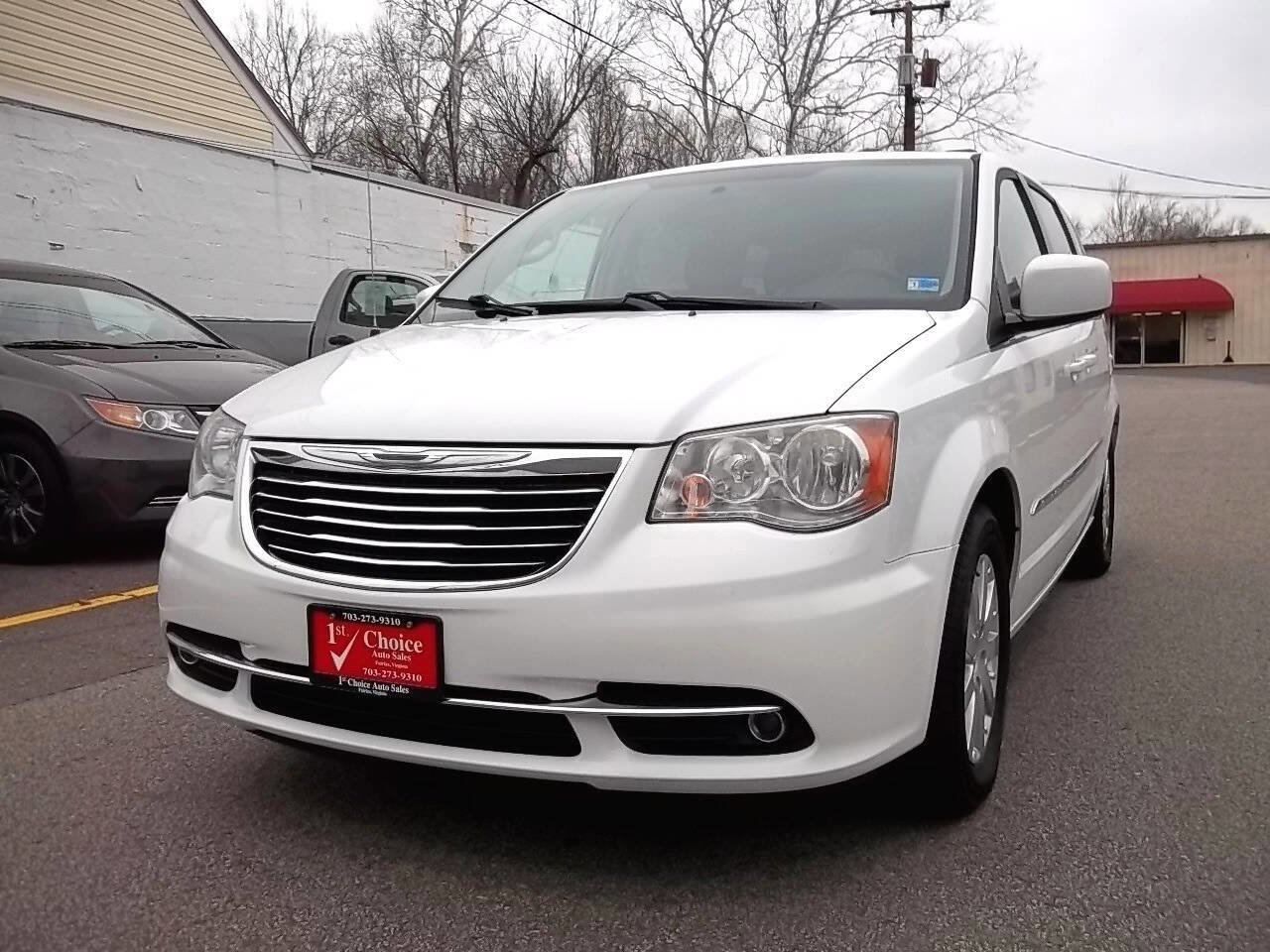 Used 2015 Chrysler Town & Country Touring FWD image 1
