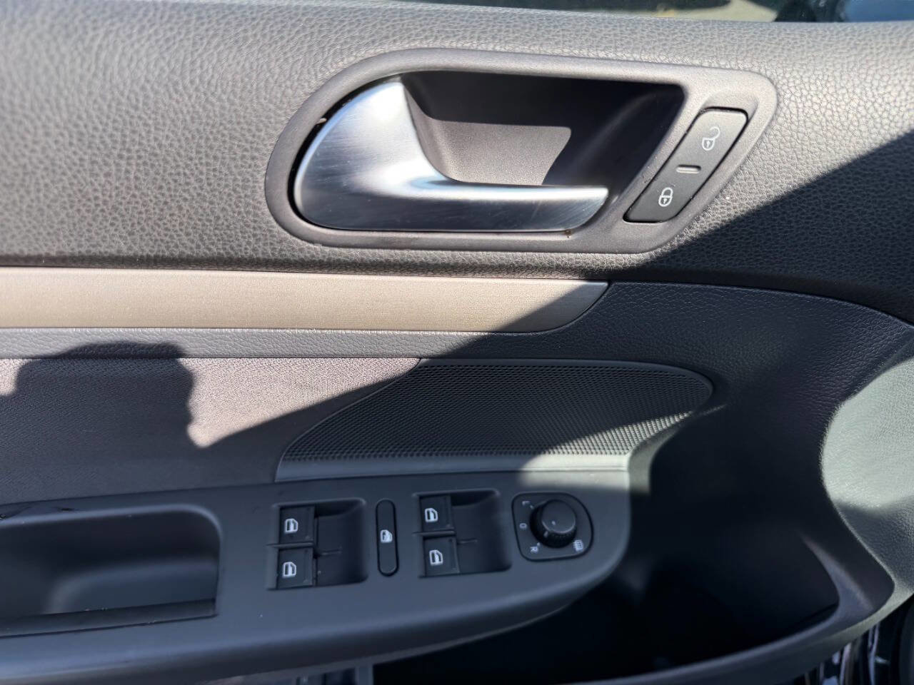 Used 2009 Volkswagen Rabbit S image 19