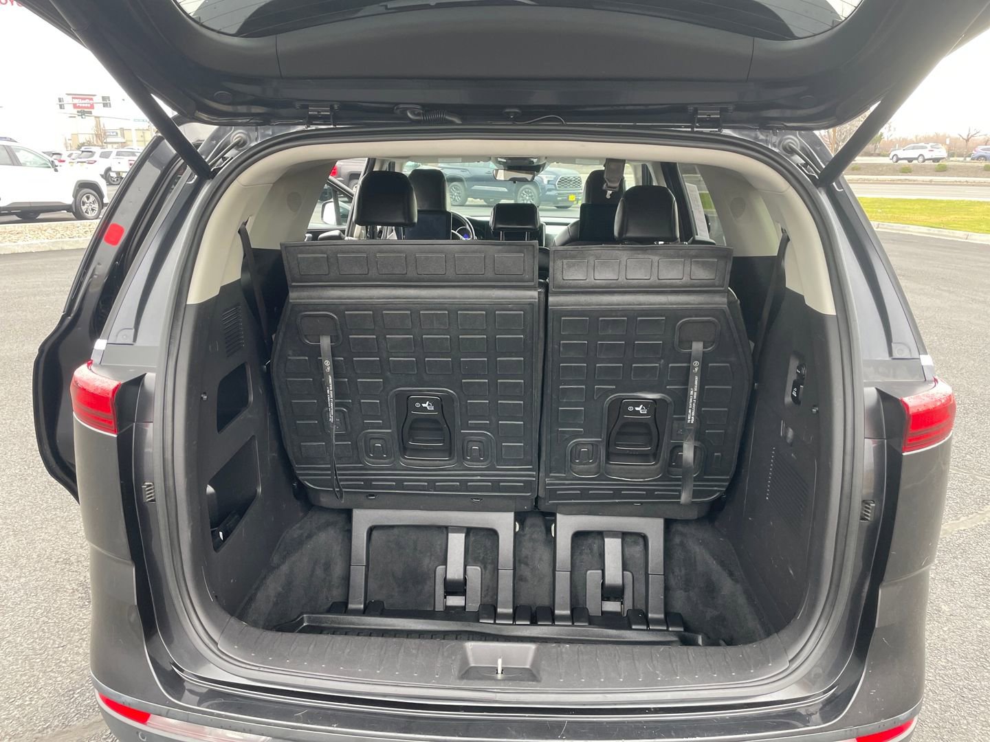 Used 2022 Kia Carnival SX image 15