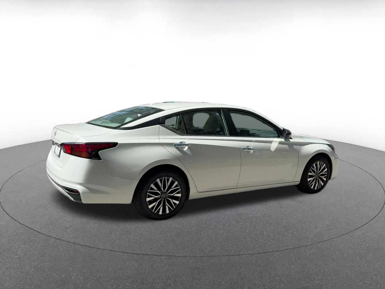 Used 2025 Nissan Altima 2.5 SV FWD image 12