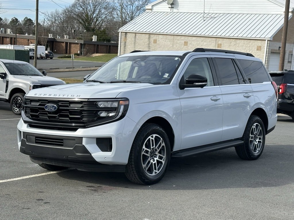 Used 2025 Ford Expedition Active image 3