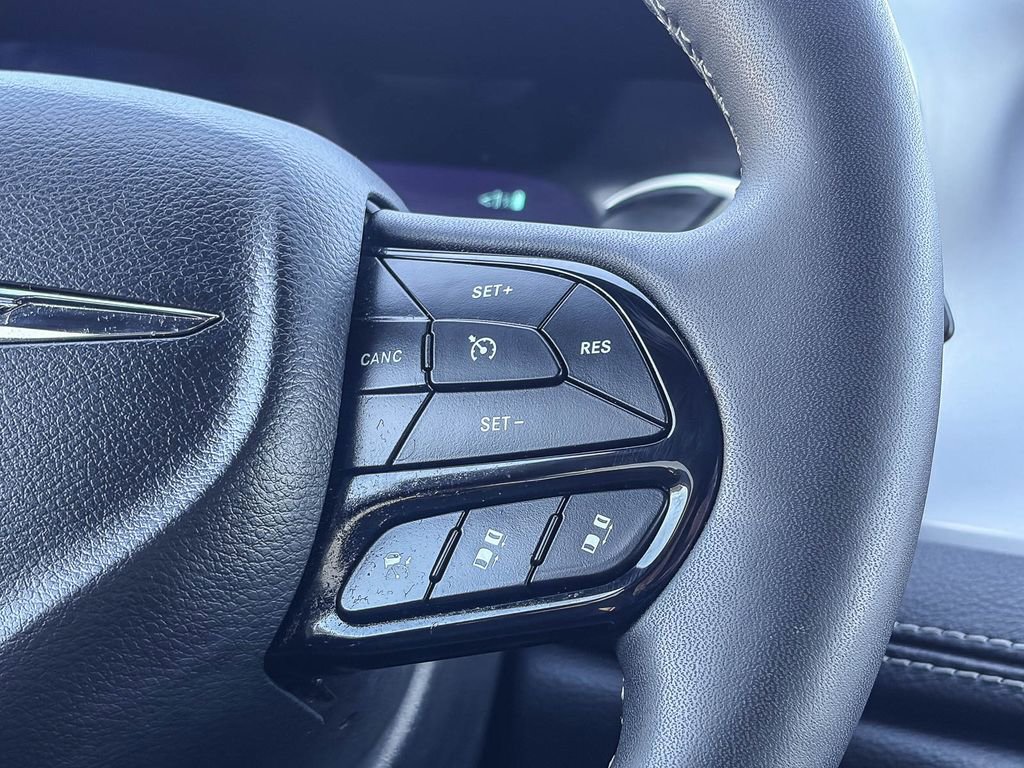 Used 2025 Chrysler Pacifica Premium image 20