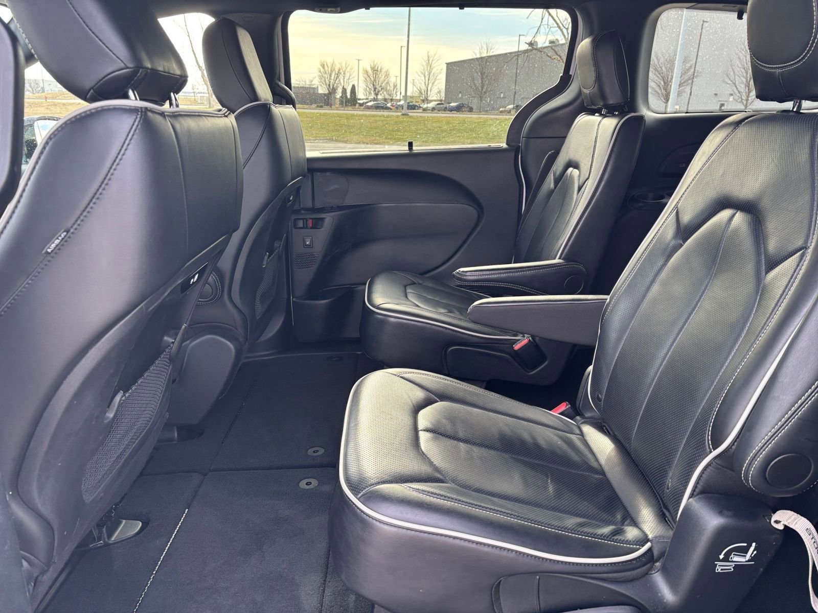 Used 2025 Chrysler Pacifica Limited image 29