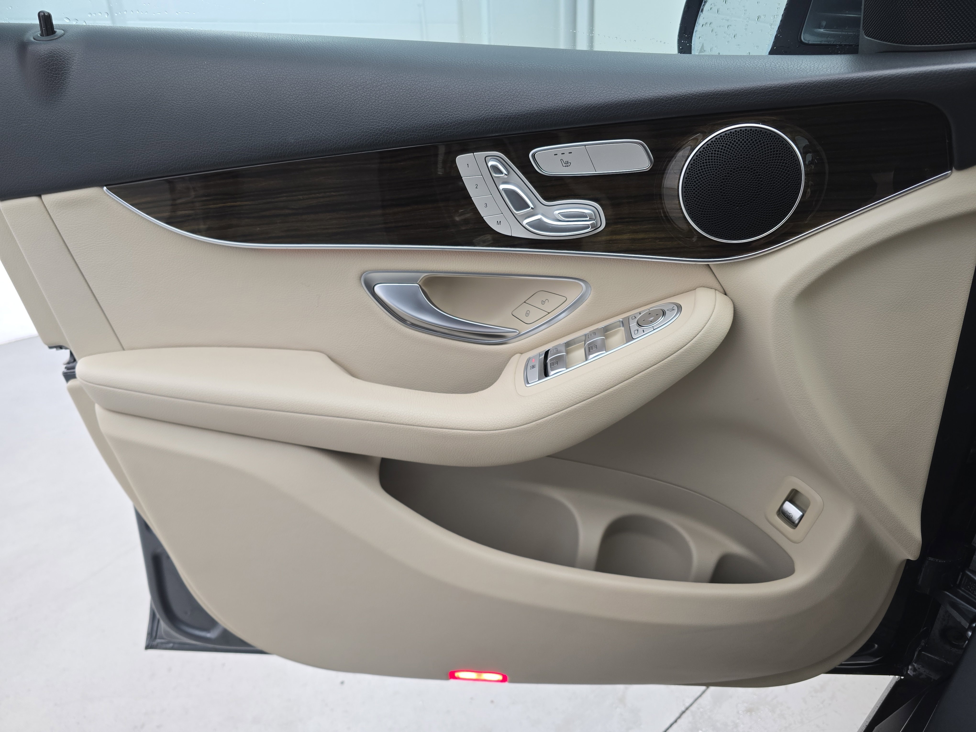 Certified 2021 Mercedes-Benz GLC 300 w/ Premium Package image 27