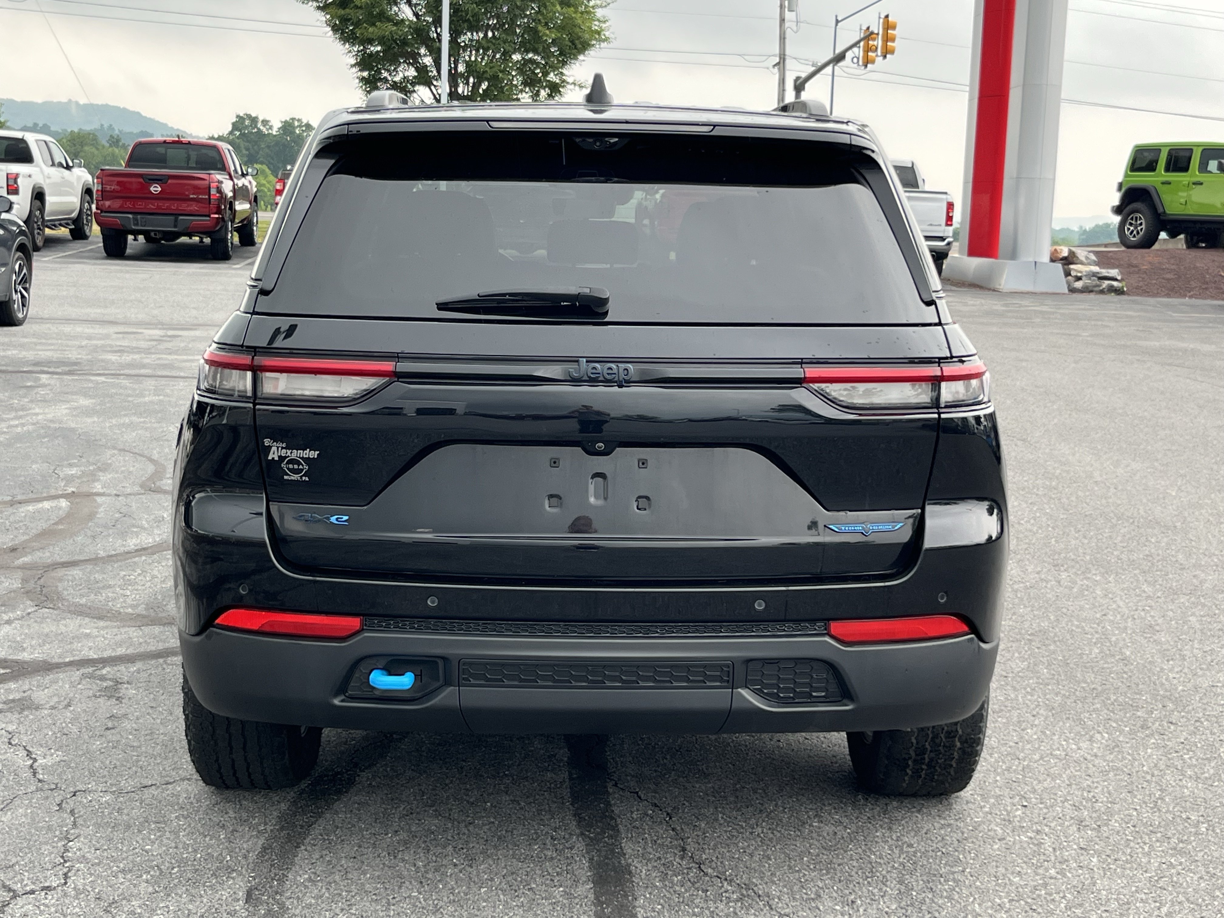 Used 2023 Jeep Grand Cherokee Trailhawk w/ Luxury Tech Group III AWD/4WD image 6