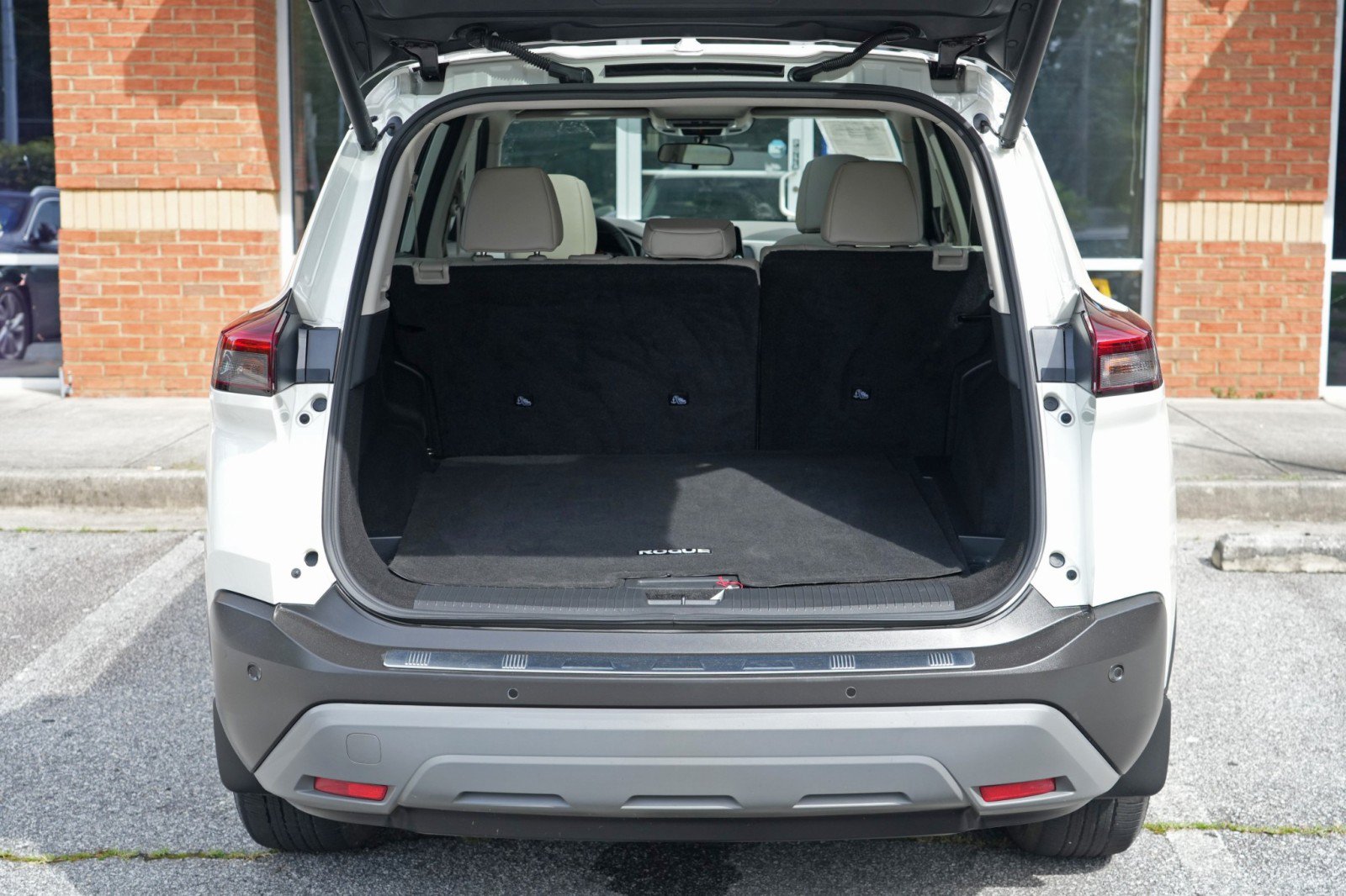 Used 2023 Nissan Rogue SV w/ SV Premium B Package FWD image 9