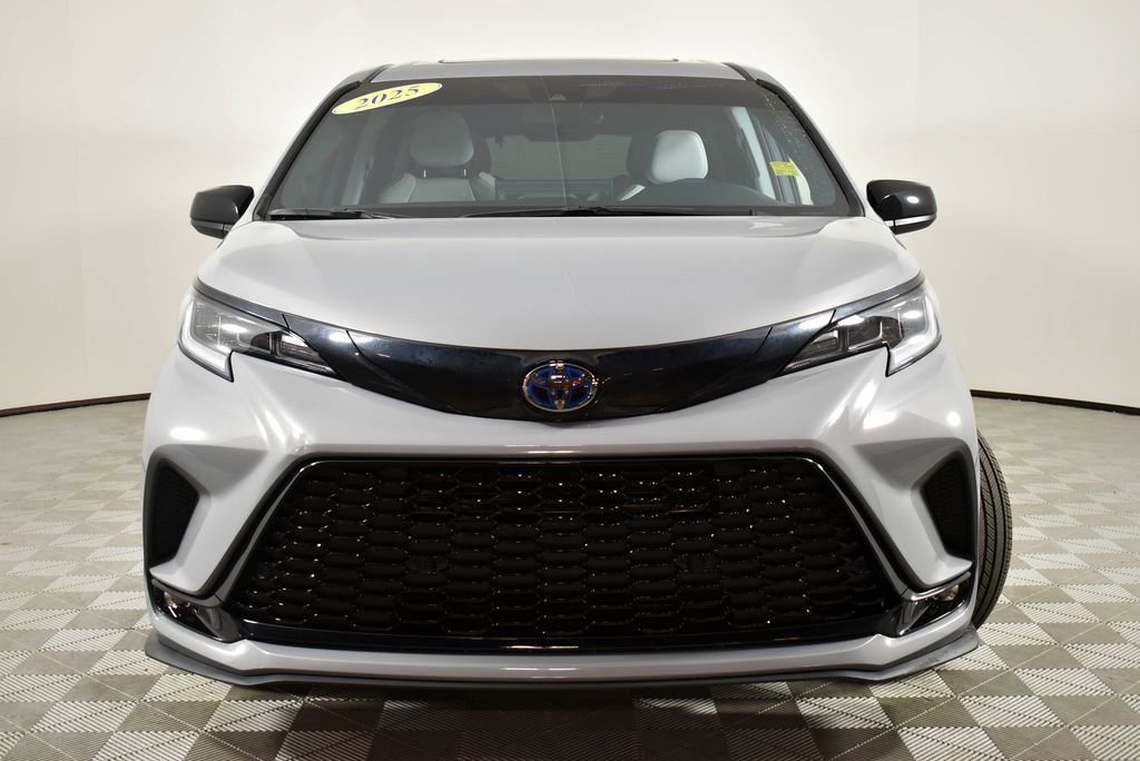 Used 2025 Toyota Sienna XSE w/ XSE Plus Package image 5