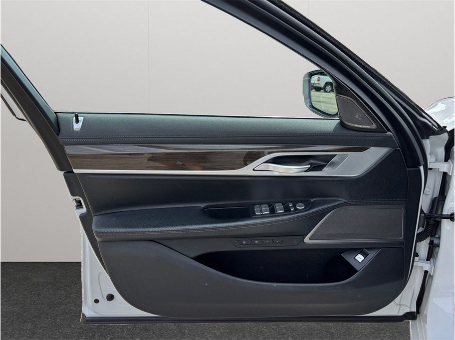 Used 2021 BMW 740i RWD image 24