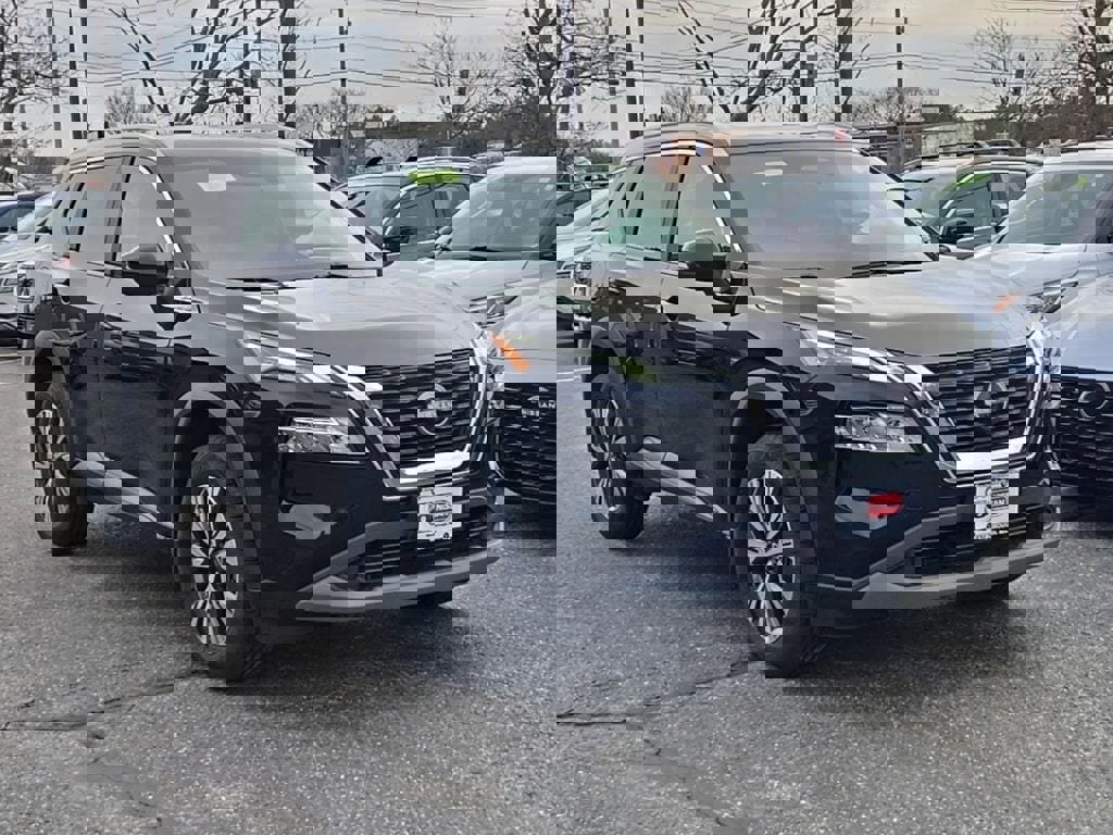 Used 2023 Nissan Rogue SV w/ SV Premium Package image 2