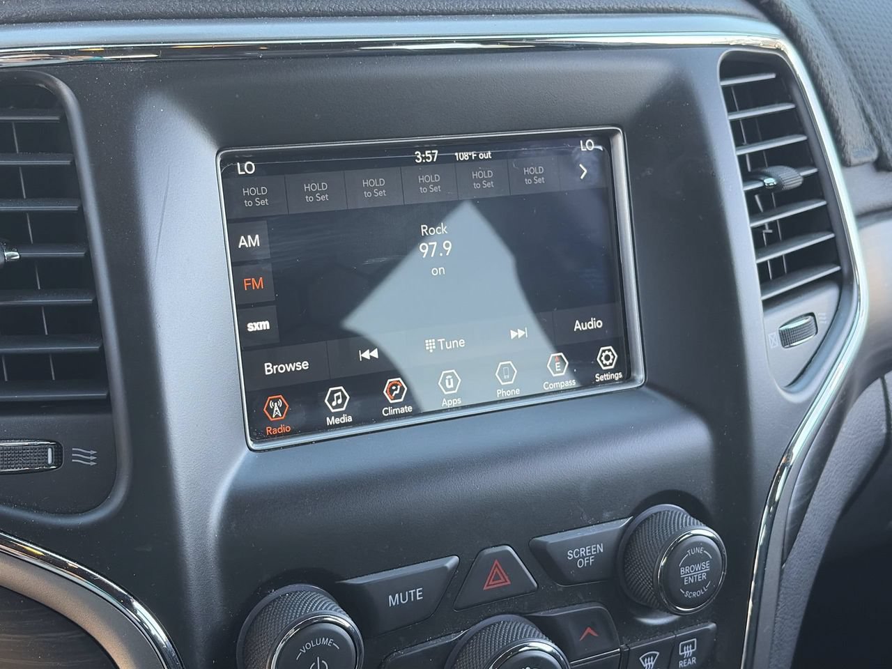 Used 2020 Jeep Grand Cherokee Laredo RWD image 24