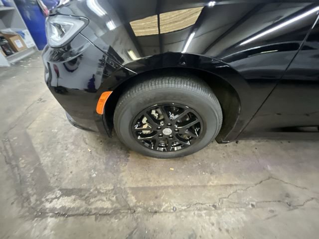 Used 2024 Chrysler Pacifica Touring-L FWD image 10