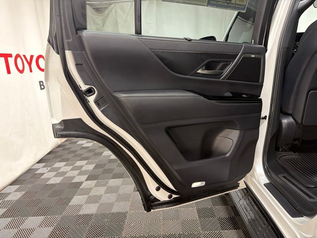 Used 2024 Lexus LX 600 4WD w/ Luxury Package image 18