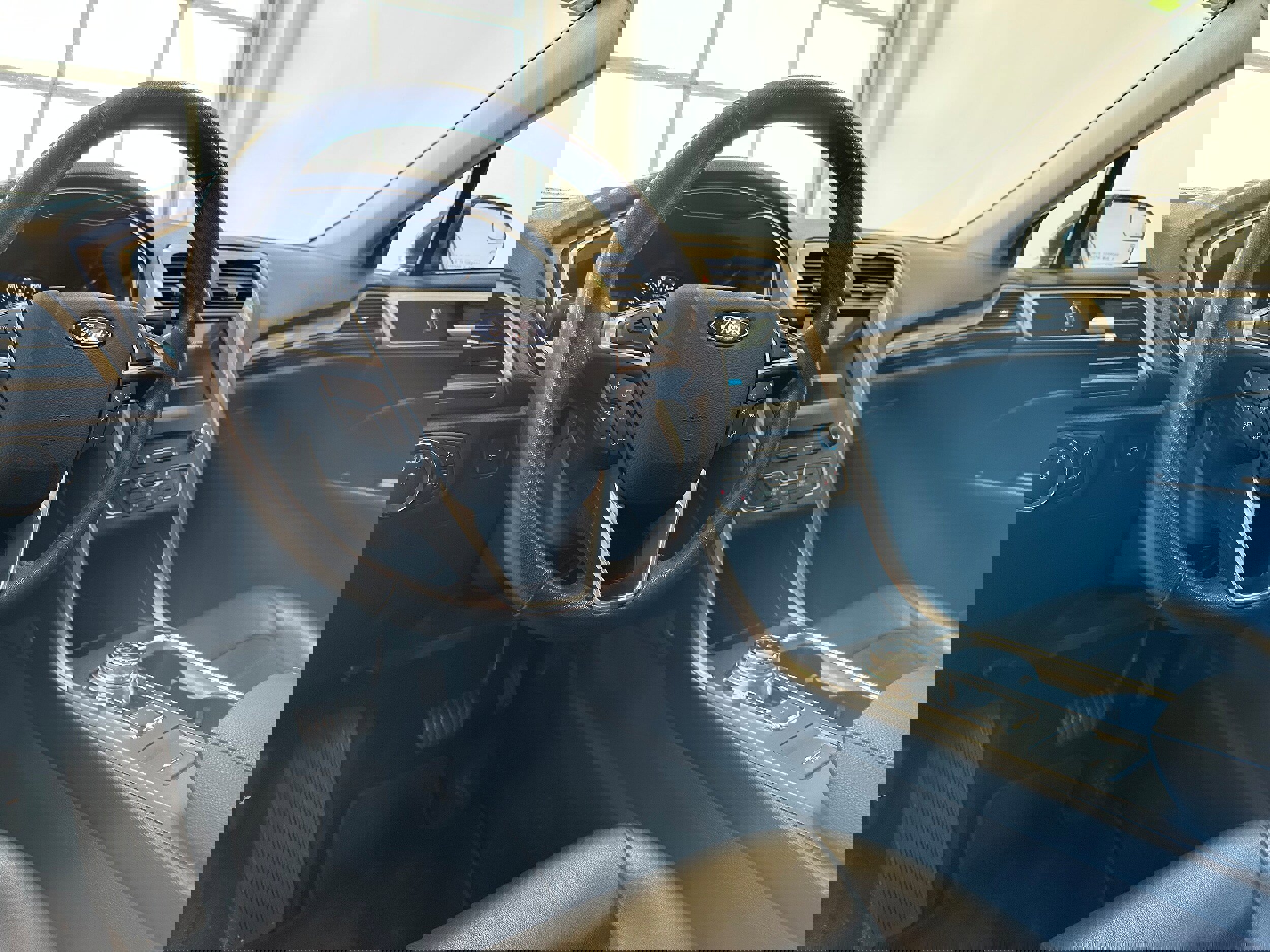 Used 2017 Ford Fusion SE w/ Fusion SE Technology Package image 10