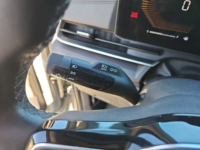 Used 2025 Kia Carnival EX image 23