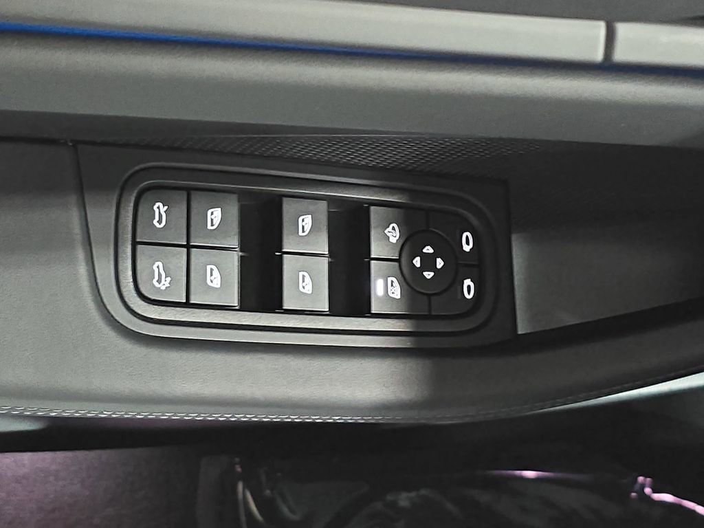 Certified 2025 Porsche Macan Turbo Electric AWD/4WD image 21