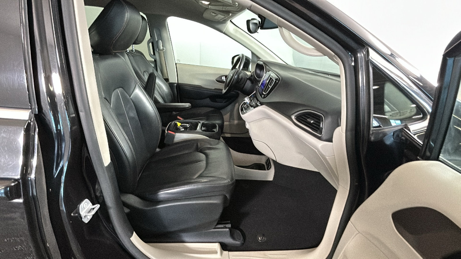 Used 2017 Chrysler Pacifica Touring-L FWD image 36